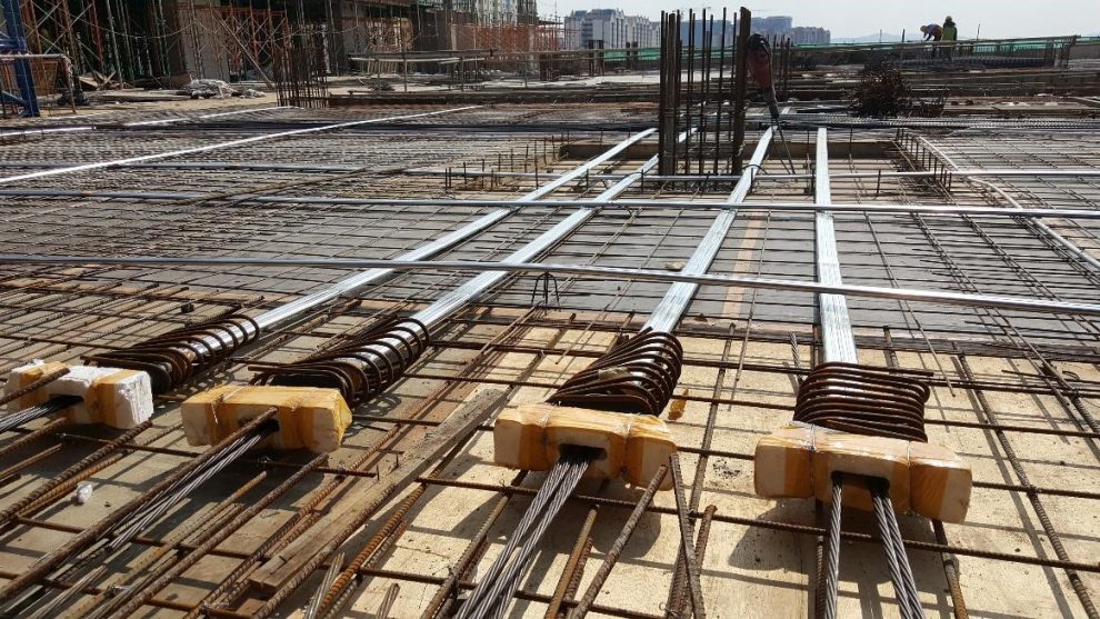 Paano gumagana ang isang bonded post-tensioning system?